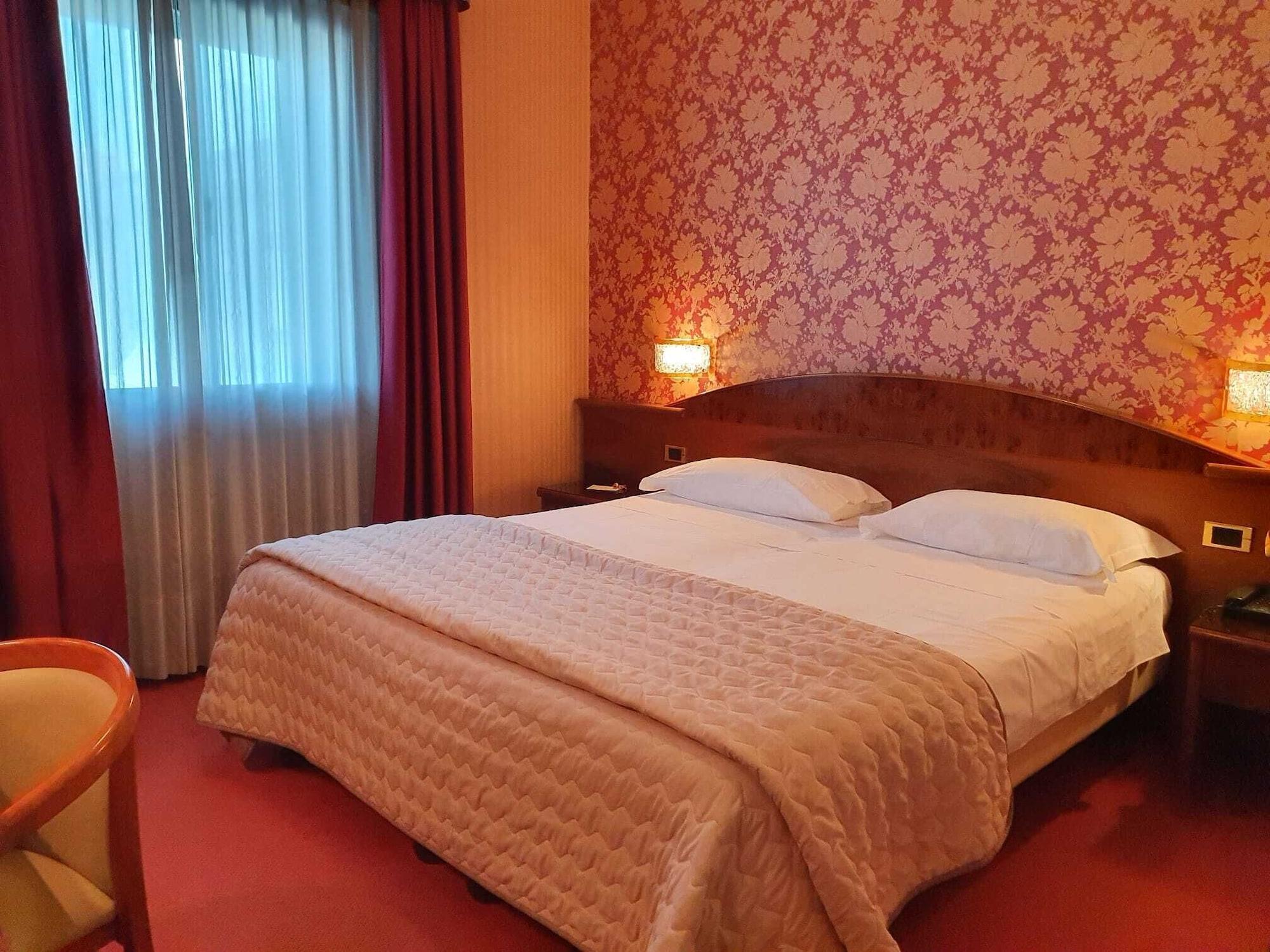 Hotel Poppi Mira Bagian luar foto