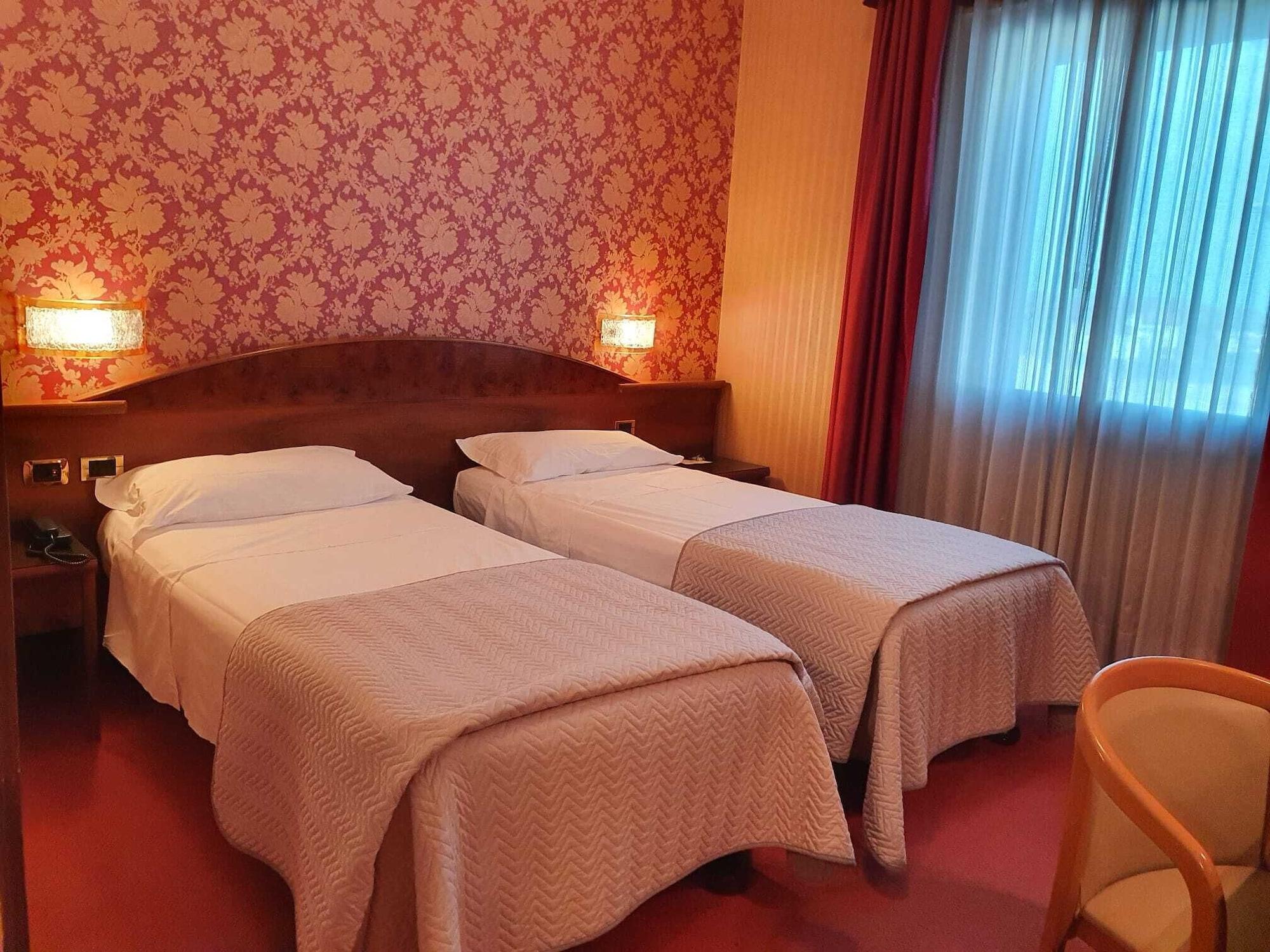 Hotel Poppi Mira Bagian luar foto